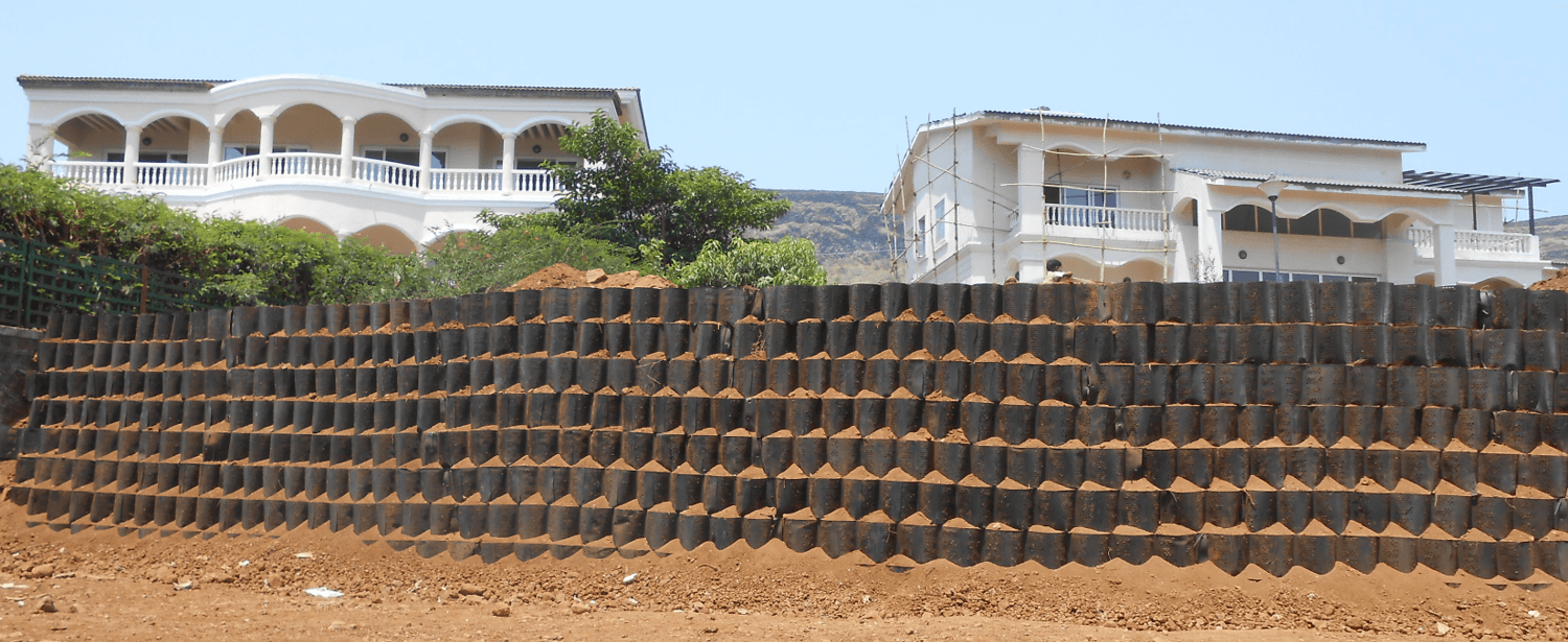 Earth-retention-and-soil-stabilisation-using-StrataWeb®-geocells.png