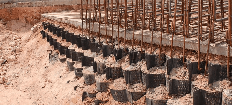 Gravity wall constructed using StrataWeb® geocells